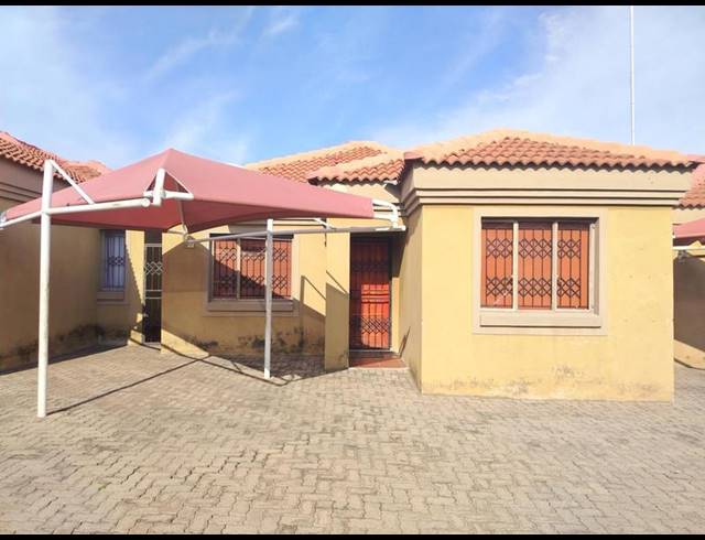 3 BEDROOM TOWNHOUSE FOR SALE IN LADANNA